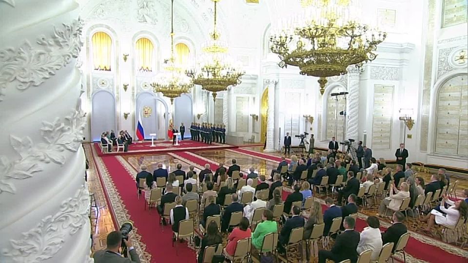 В Георгиевском зале Большого Кремлёвского дворца состоялась торжественная церемония вручения государственных наград, приуроченная ко Дню России