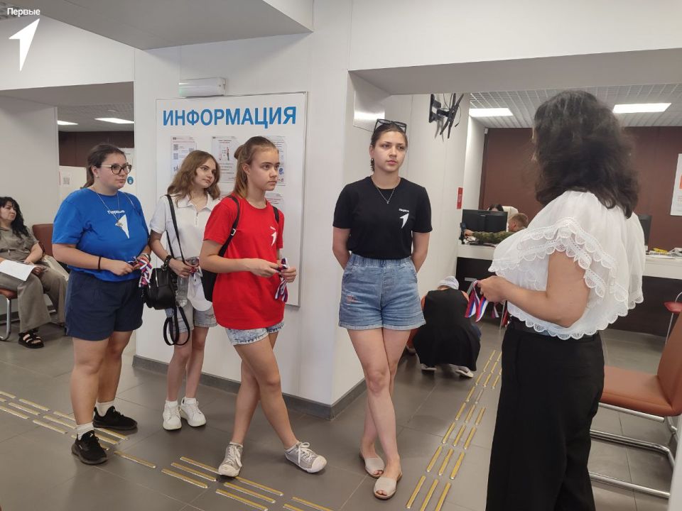 День России. В День России Первые, совместно со специалистами Отделения ГБУ «МФЦ ДНР» г. Енакиево, раздали жителям ленточки в цветах российского флага – символа нашей Родины, единства и гордости за свою страну