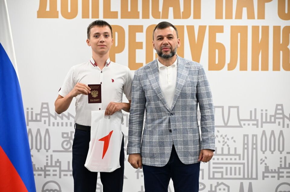 Пушилин вручил юным спортсменам ДНР первые паспорта в День России