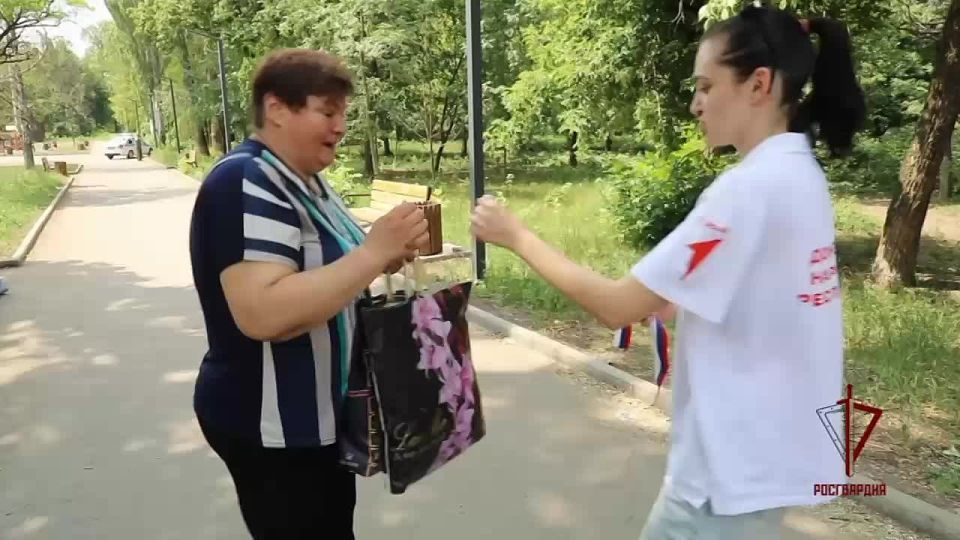 Росгвардейцы и «Движение первых» провели акцию Российский триколор в Донецкой Народной Республике