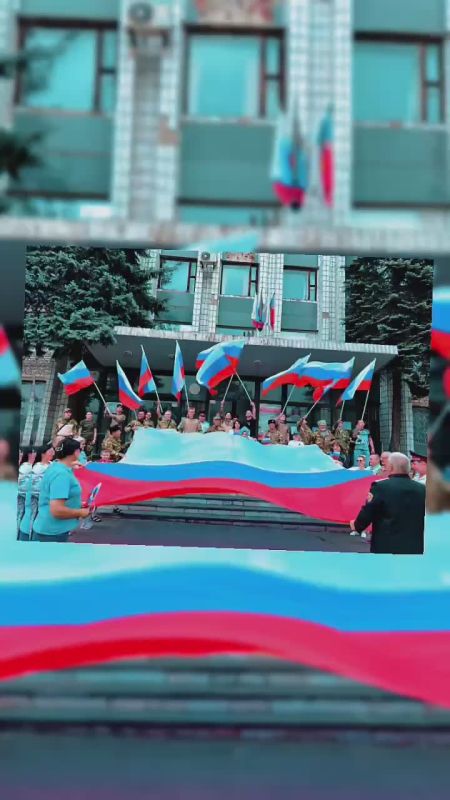 Денис Зубов: С Россией в сердце. Сегодня, 12 июня, в День России, в городском округе Иловайск состоялась церемония развертывания флага под пронзительный гимн Российской Федерации и громогласные «Ура»