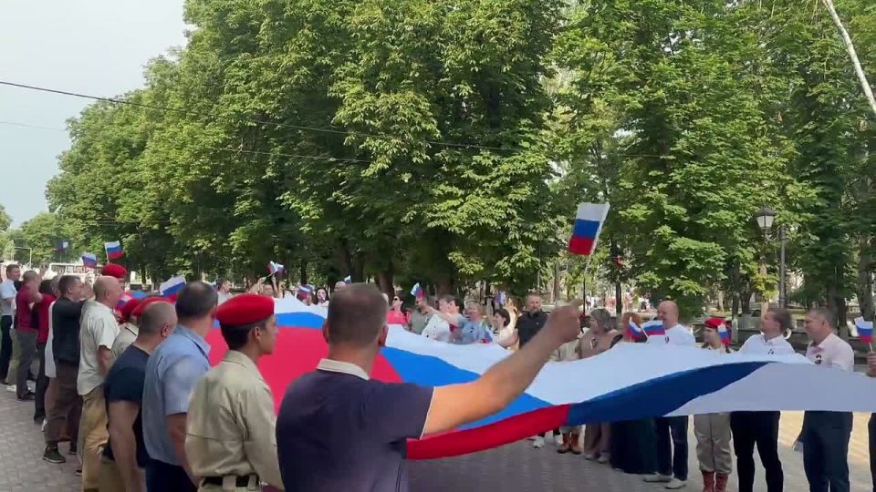 Константин Зинченко: 12 июня, в День России, жители Волновахи продемонстрировали свою любовь к родине, развернув флаг страны на центральной улице города