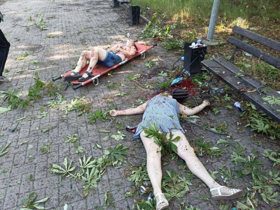 Грэм Филлипс: Последствия обстрела со стороны украинских нацистов - парка в Селидово, ДНР, есть погибшие, вообще ужас