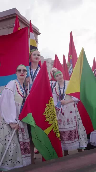 В День России 100-метровый символ страны пронесли более 1000 россиян