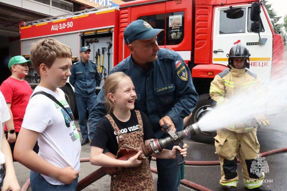 Фотографии из увлекательного путешествия школьников в мир безопасности и спасения