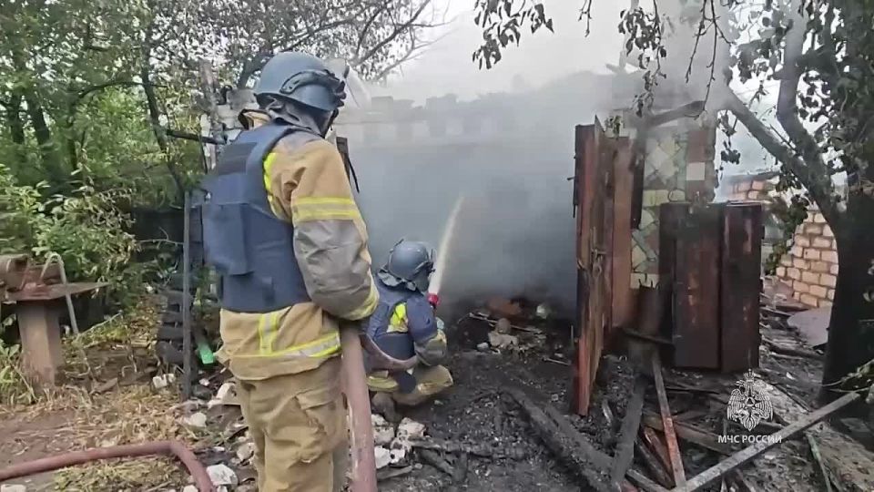 Сотрудники МЧС России ликвидировали пожар в Горловке