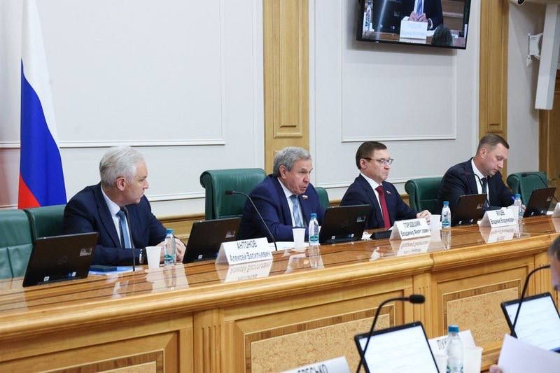 Александр Волошин: #Работа_в_СФ. Сегодня в Совете Федерации прошло очередное заседание Комитета по федеративному устройству, региональной политике, местному самоуправлению и делам Севера Заседание началось с обсуждения...