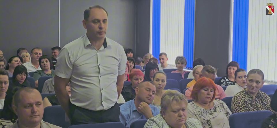 Игорь Мартынов: Сегодня провел еженедельное аппаратное совещание, собрав руководителей всех подведомственных учреждений и представителей ключевых структурных подразделений администрации