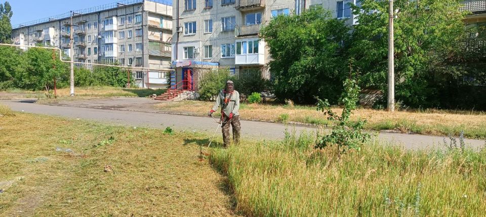 В Ждановке продолжаются работы по благоустройству