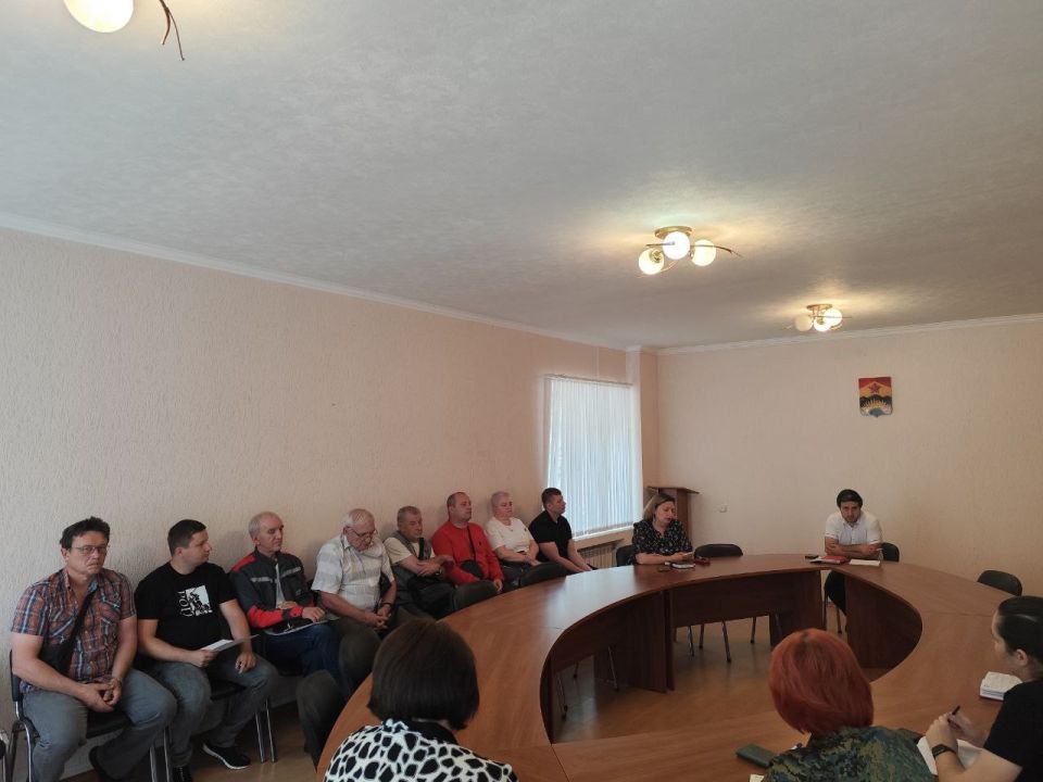 В Ждановке представители органов местной власти обсудили текущие вопросы жизнедеятельности города