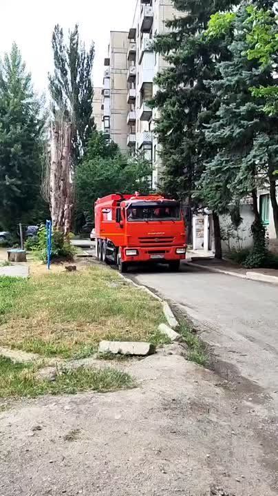 Игорь Мартынов: Дорогие жители Енакиево!. Как я и обещал ранее, на улицах нашего городского округа Енакиево заступила на службу новая илососная машина