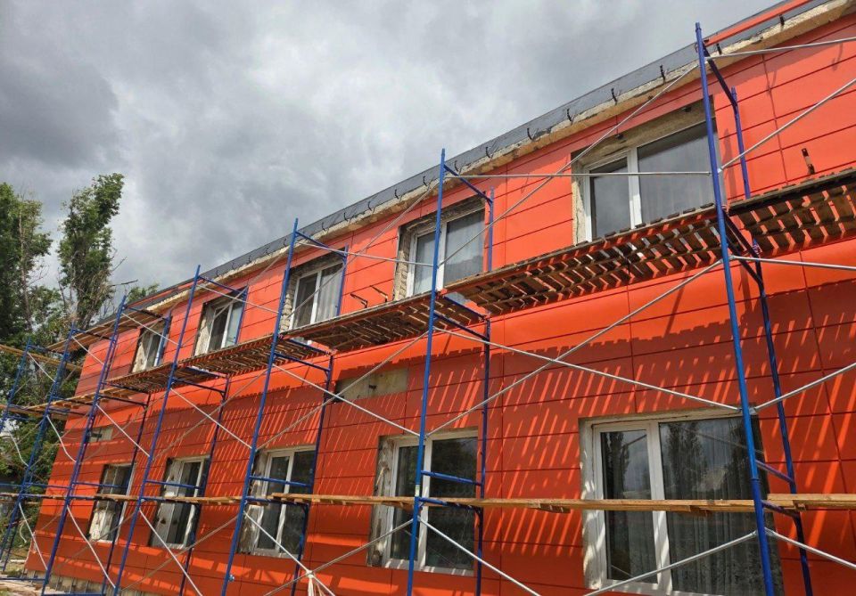 Магаданцы продолжают приводить в порядок Центр культуры и досуга в Ждановке