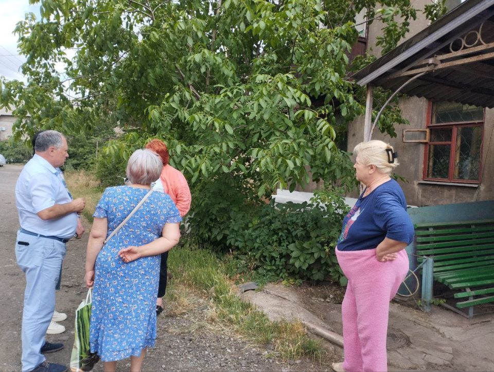 Игорь Мартынов: Встречи с населением. 18 июня заместитель главы администрации муниципального образования городского округа Енакиево Сергей Божик провел встречи с гражданами по адресам: ул. Пограничная, д. 5, 8, 2. В ходе...