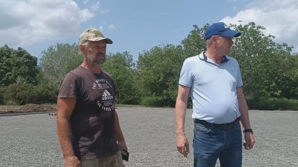 Сергей Юзвинкевич: Проверил ход работ по созданию детской площадки с. Тополиное в рамках реализации мероприятий по комплексному развитию сельских территорий