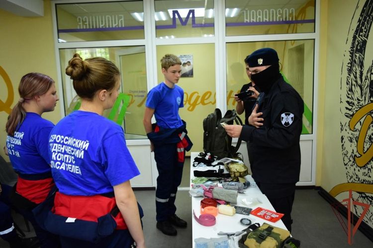 Офицер спецназа Росгвардии провел мастер-класс по оказанию первой помощи для волонтеров в ДНР