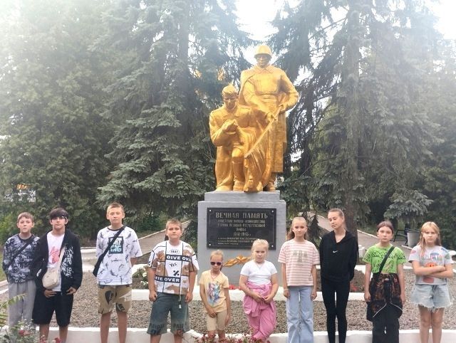 Молодое поколение Ждановки чтит историю и память о предках