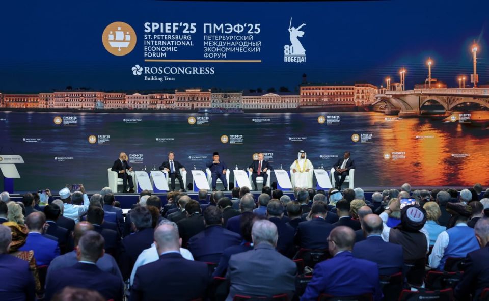 Президент России Владимир Путин выступил на пленарном заседании ПМЭФ-2025