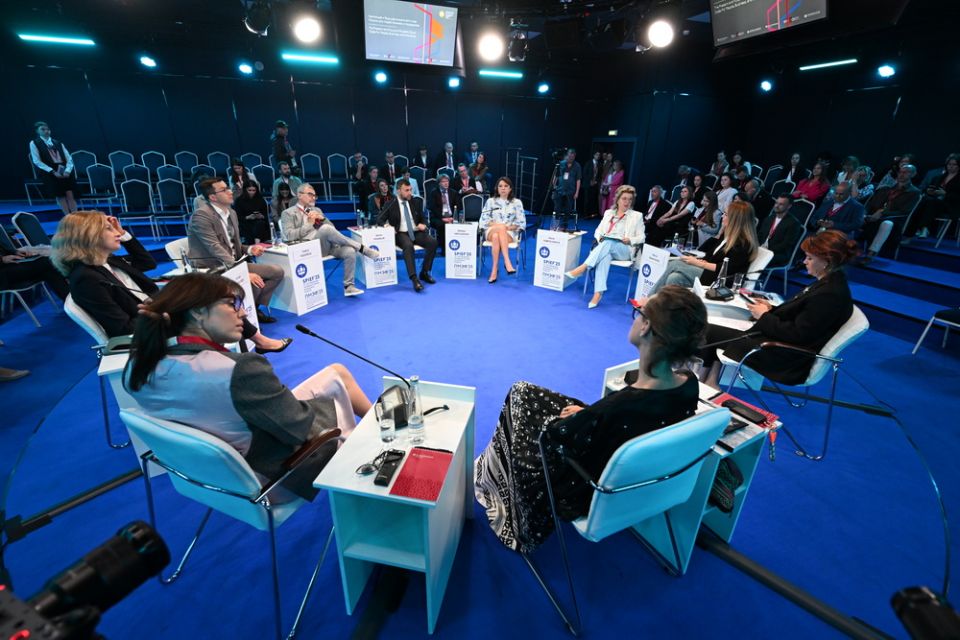 «Донбасс – это лицо мужества всей страны»: Денис Пушилин – на сессии ПМЭФ «Настоящее и будущее визуального кода России»