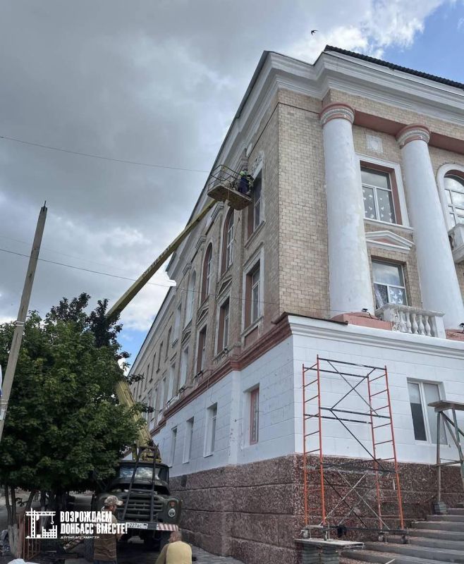 Игорь Лызов: Амурская область продолжает ремонт фасада Амвросиевского индустриального колледжа