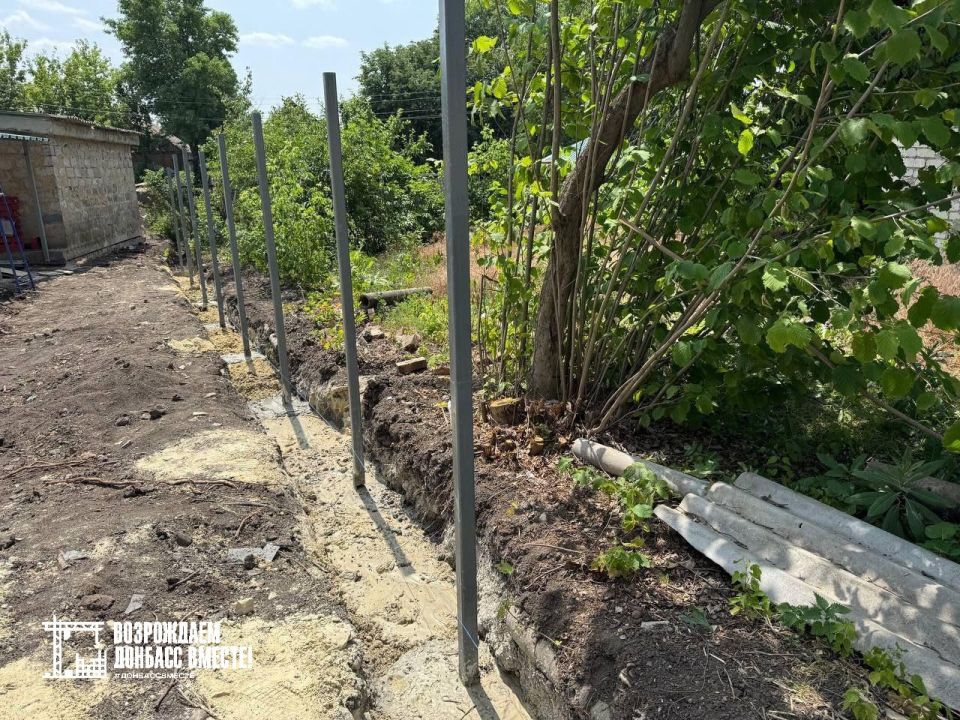 Игорь Лызов: Специалисты Амурской области возводят новый забор в детском саду «Теремок» в Амвросиевке