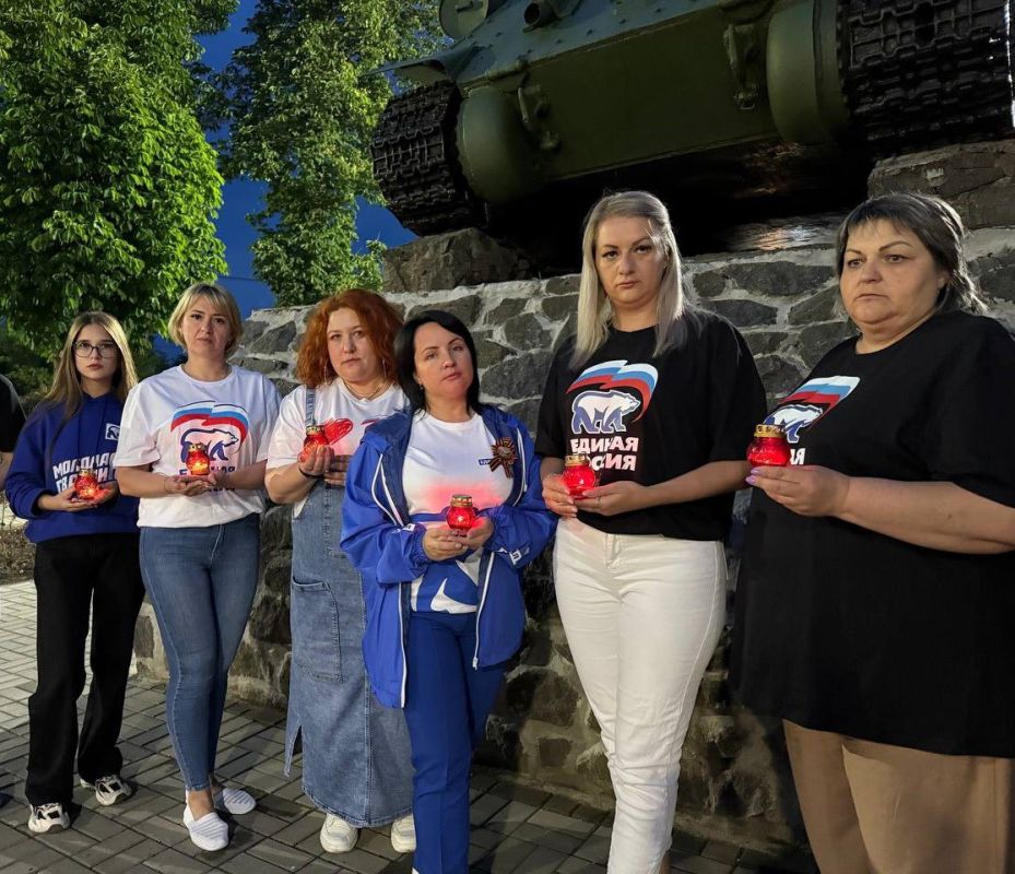 В День памяти и скорби в Парке Освободителей г. Волноваха состоялась значимая акция под названием «Огненные картины войны», организованная по инициативе партии «Единая Россия»