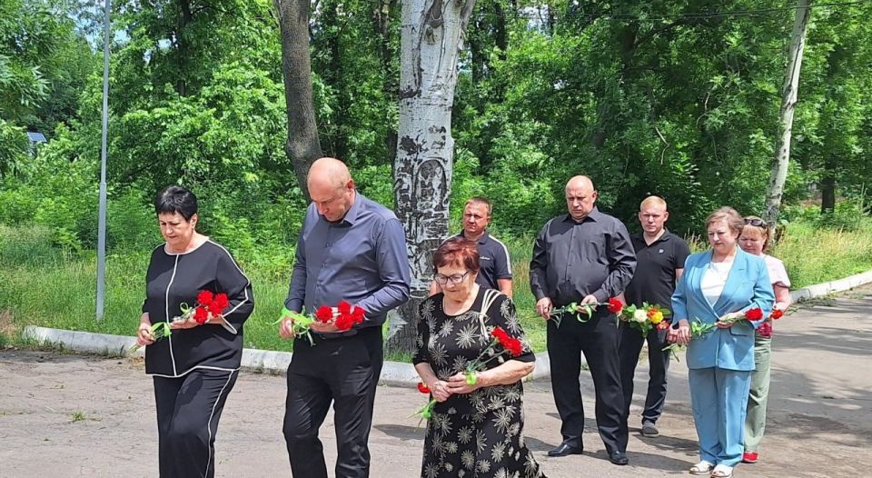 В Советском внутригородском районе городского округа Макеевка состоялось возложение цветов к Братской могиле шахтеров и Советских воинов, приуроченное ко Дню памяти и скорби