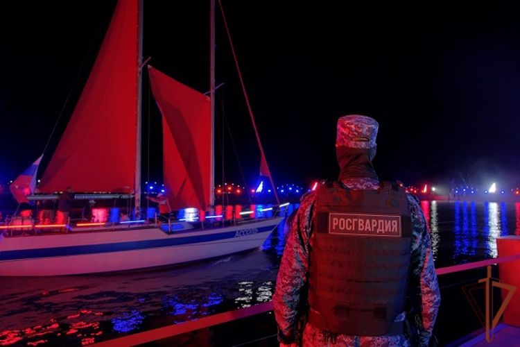 Росгвардейцы обеспечили безопасность «Алых парусов» в Донецке