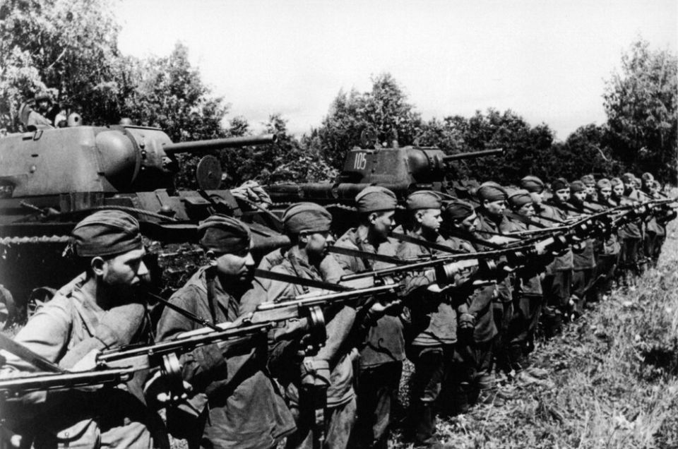 Мороз, штрафбаты и ленд-лиз: историк развеял главные мифы о Победе СССР в ВОВ