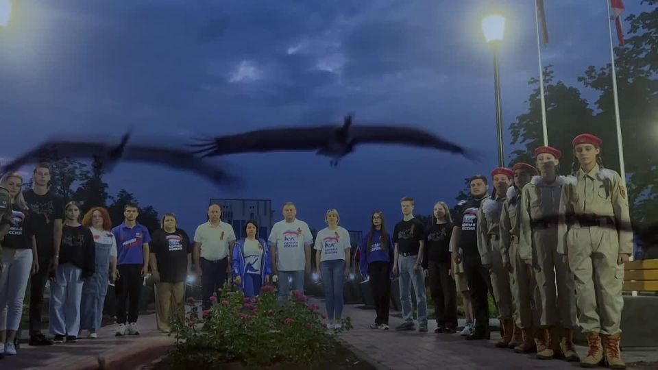 В День памяти и скорби в Парке Освободителей г. Волноваха состоялась значимая акция под названием «Огненные картины войны», организованная по инициативе партии «Единая Россия»