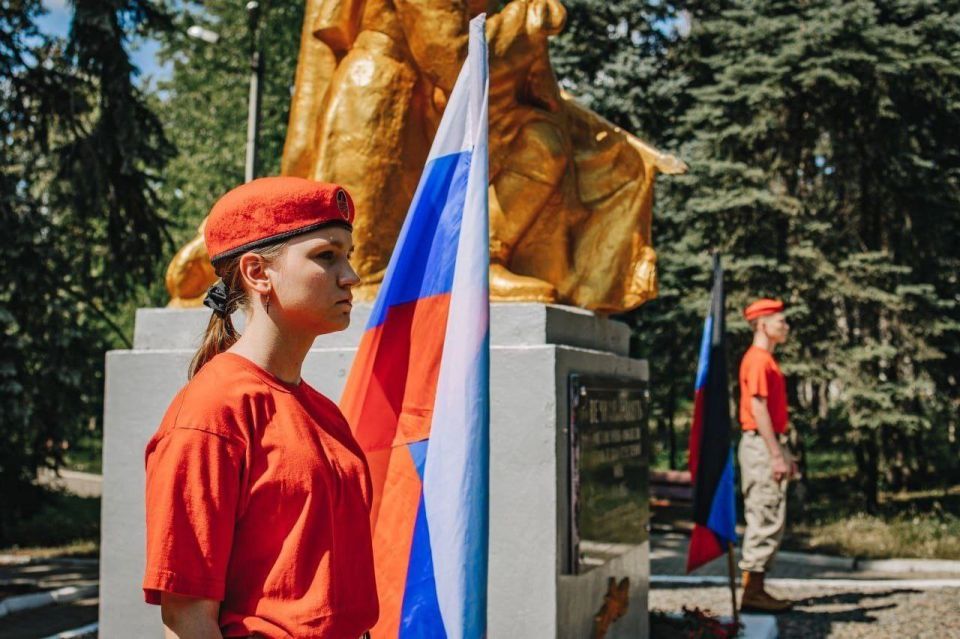 22 июня 2025 года юнармейцы ВПК «Отвага» г.Ждановка, Луцко Анна и Глухих Наум, приняли участие в памятном мероприятии, посвященном Дню памяти и скорби