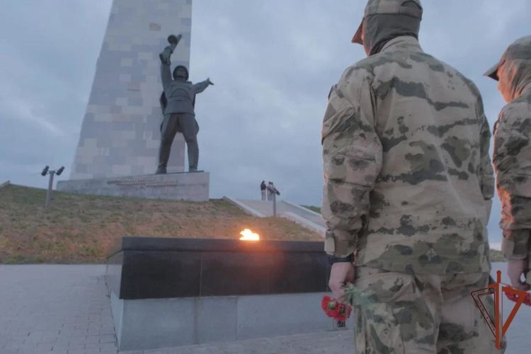 В ДНР росгвардейцы провели мероприятия, приуроченные ко Дню памяти и скорби (видео)