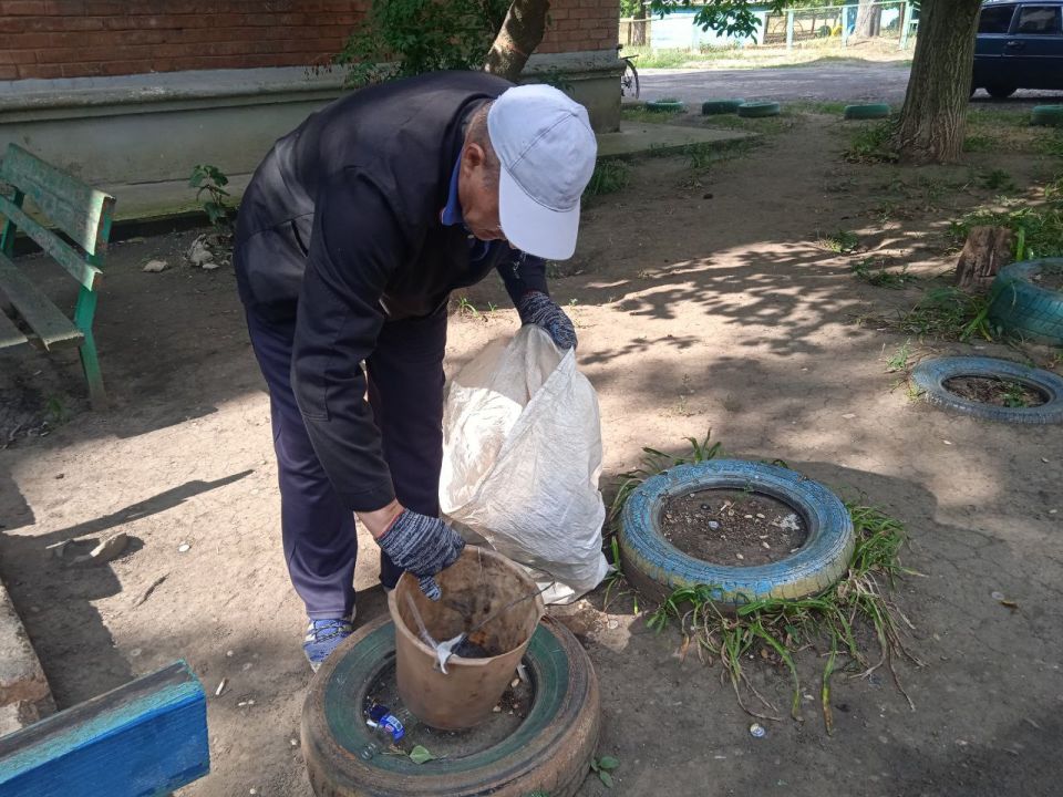 Силами коммунальных предприятий были проделаны работы по наведению чистоты и порядка на территории г. Моспино: