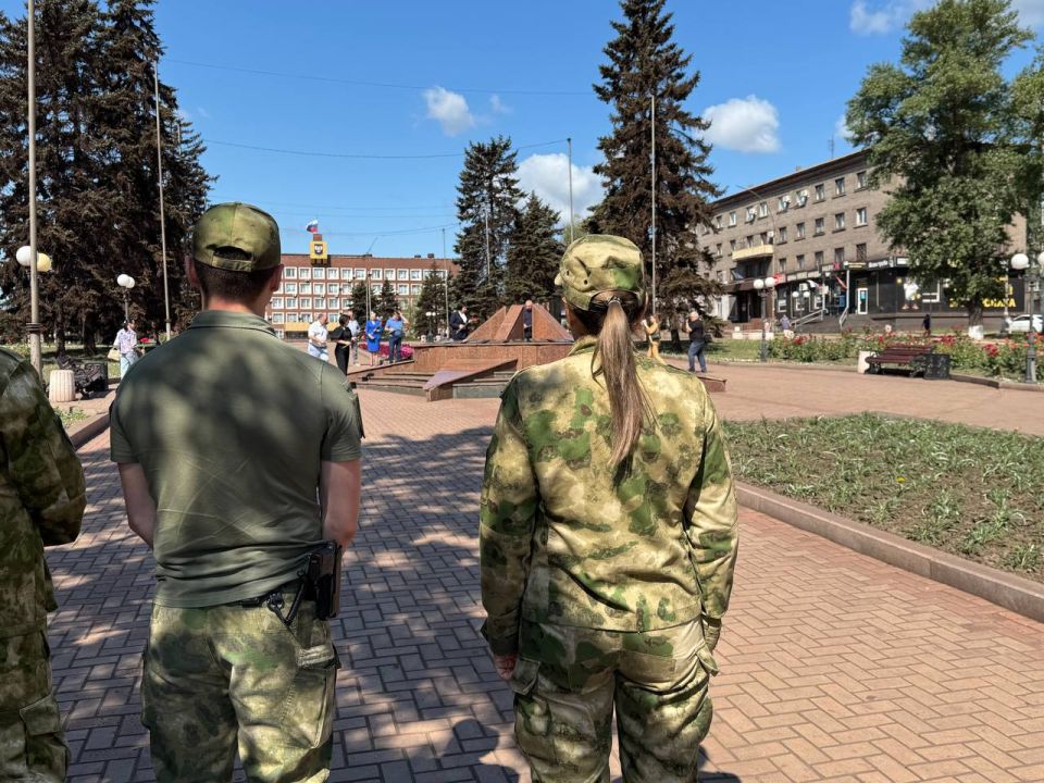 Сотрудники ОМВД России «Енакиевский» обеспечили безопасность во время возложения цветов в День памяти и скорби