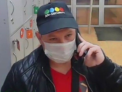 Полицейские устанавливают личность мужчины, подозреваемого в краже
