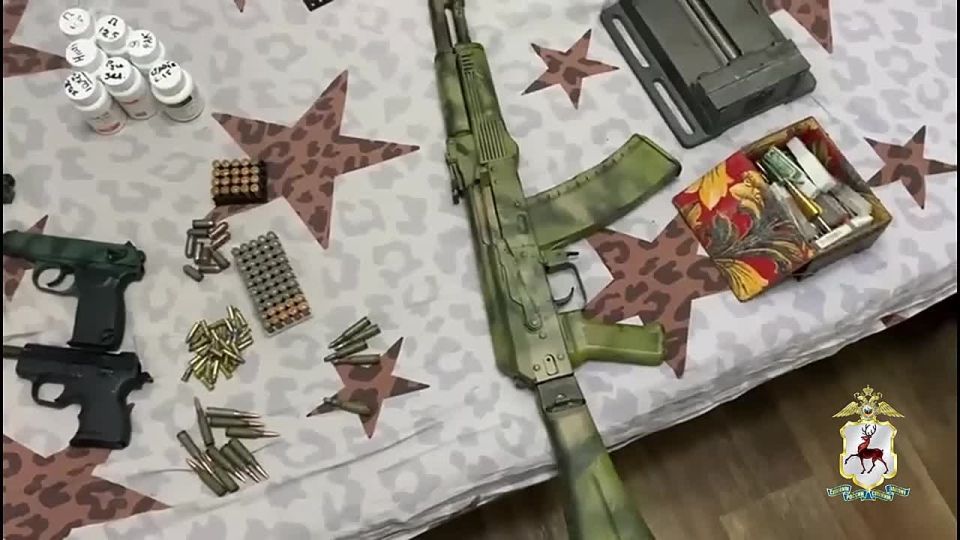 У жителя Дзержинска полицейские изъяли патроны, порох, арсенал оружия и инструменты для его переделки
