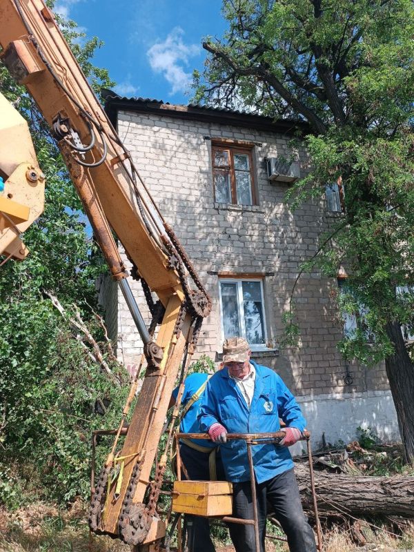 Коммунальщики Ждановки продолжают ликвидировать последствия непогоды
