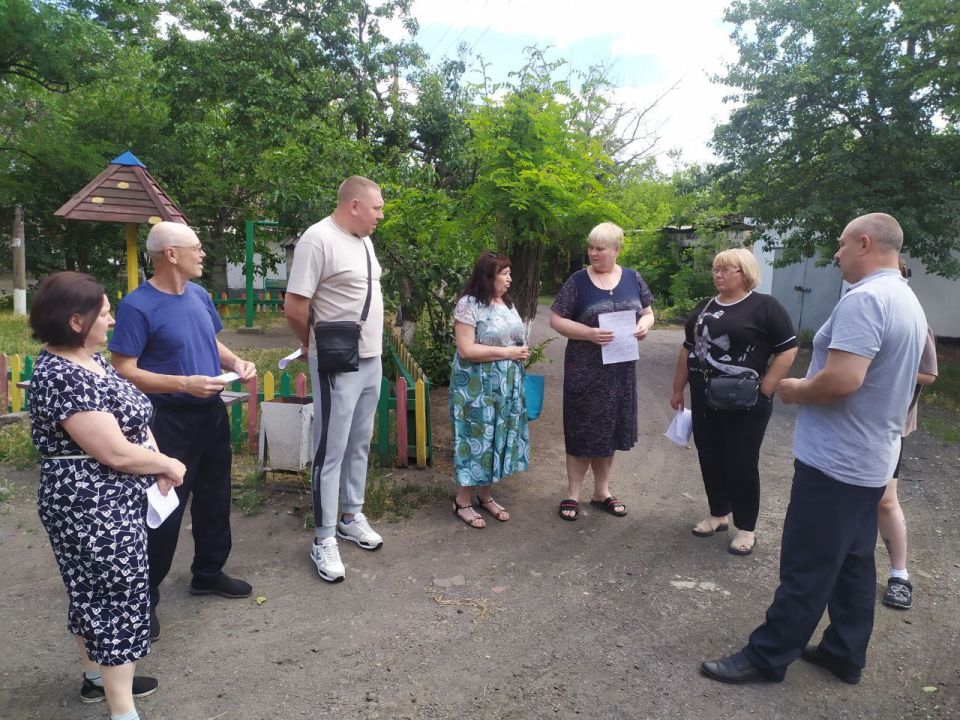 Сегодня, 24 июня, заместитель главы администрации городского округа Торез Александр Ставицкий провел встречу с населением по адресу: