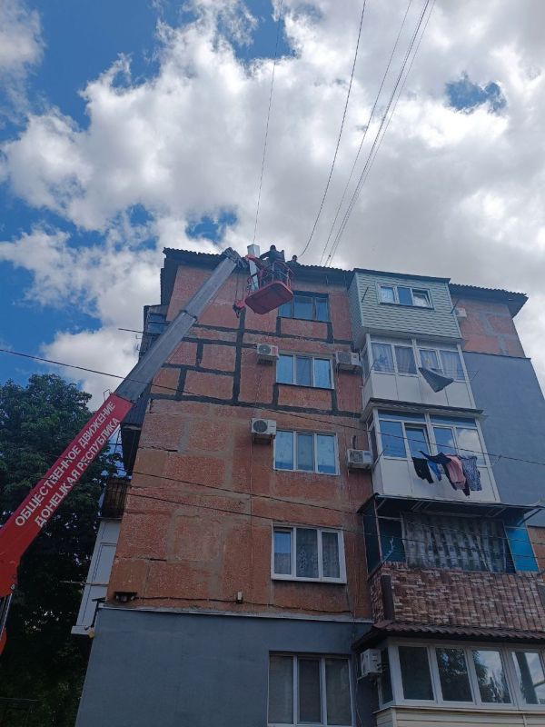 В Ждановке произведен частичный ремонт кровли многоквартирного дома