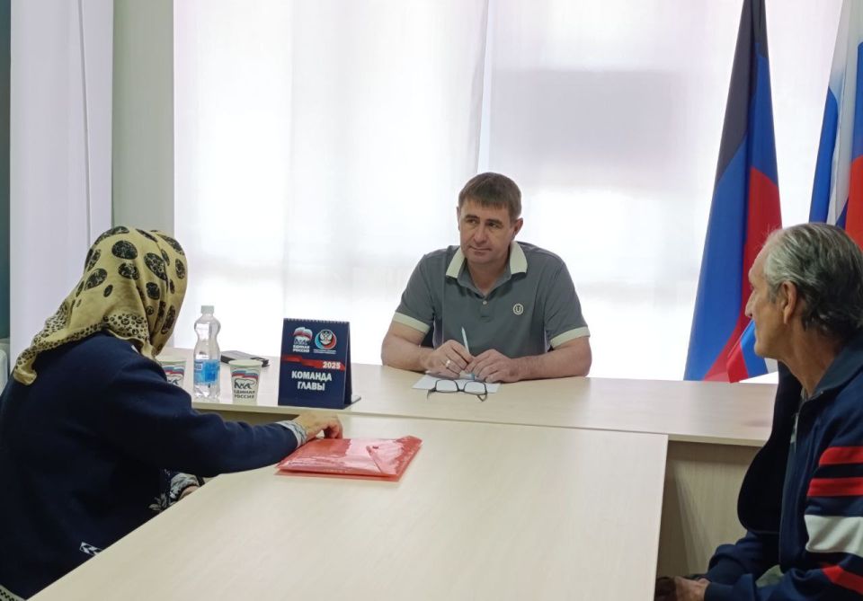 На приёме к заместителю главы администрации Амвросиевского муниципального округа Дмитрию Кудрявцеву поступили вопросы юридического характера