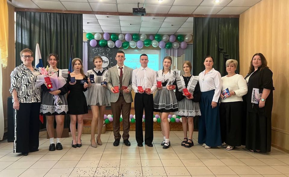 В школах Ждановки вручили медали выпускникам
