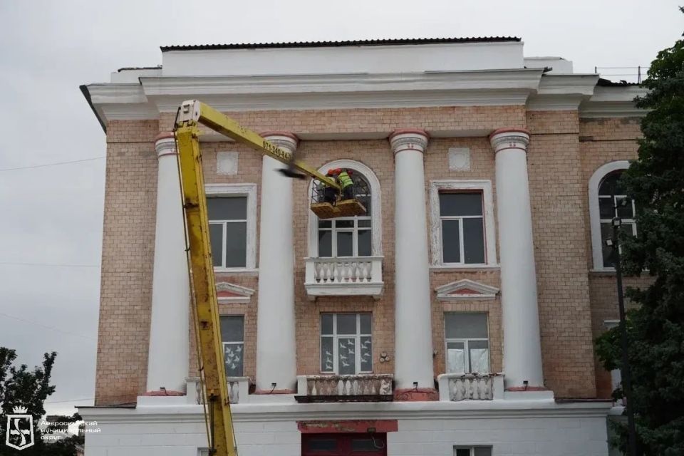 Губернатор Амурской области Василий Орлов во время командировки в Донецкую Народную Республику обсудил с главой Амвросиевского округа Игорем Лызовым планы ремонтов