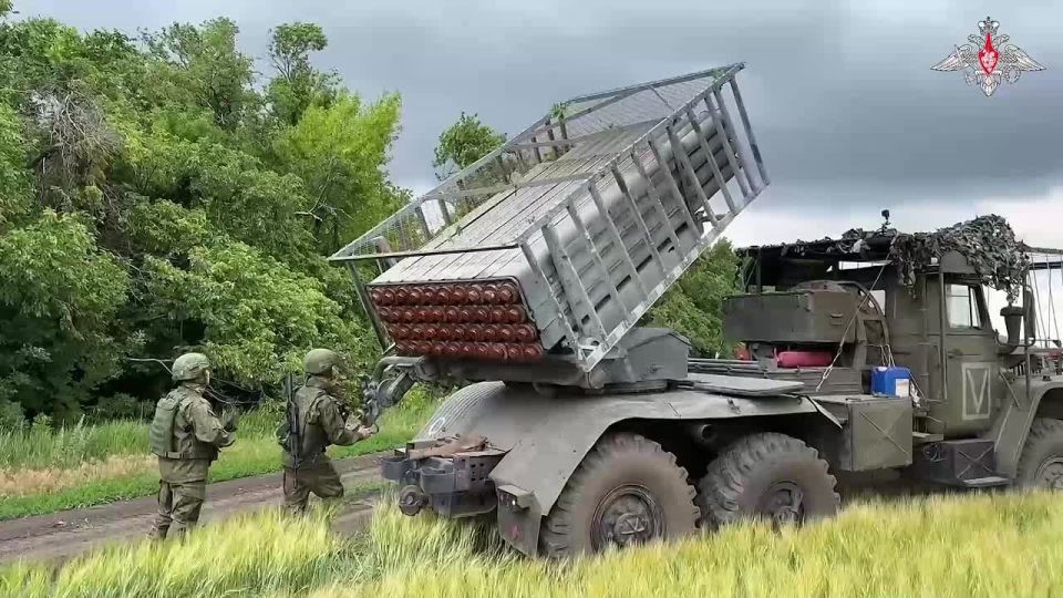 Минобороны России: Расчеты РСЗО БМ-21 «Град» группировки войск «Восток» уничтожили живую силу и технику противника на Южно-Донецком направлении