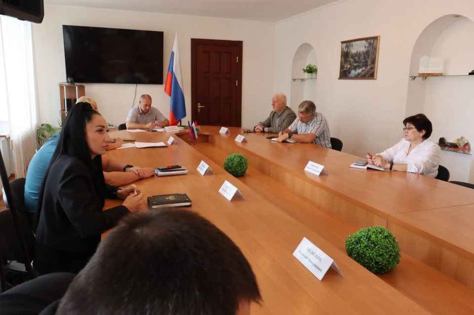 Сегодня, 25 июня, заместитель главы администрации городского округа Торез Ставицкий Александр Михайлович провел расширенное аппаратное совещание с участием руководителей администрации городского округа, Торезского городского...