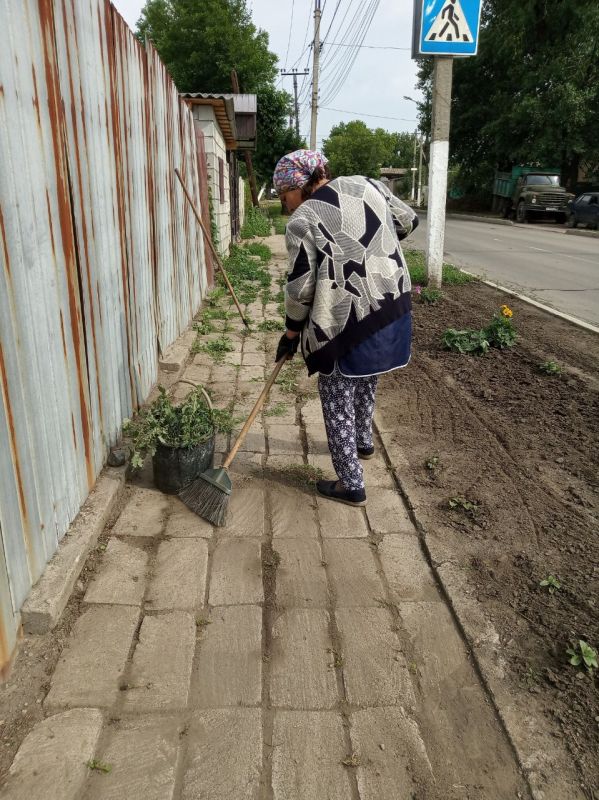 Силами коммунальных предприятий были проделаны работы по наведению чистоты и порядка на территории г. Моспино: