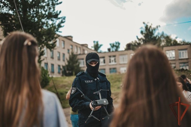 Росгвардейцы провели для донецких школьников занятие по пилотированию БПЛА