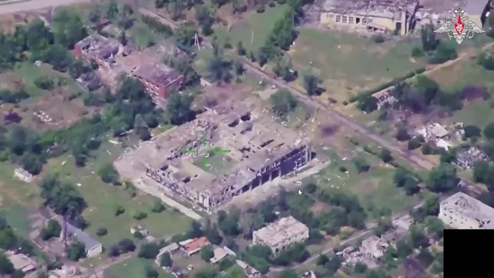 Минобороны России: Расчеты БПЛА «Герань-2» разносят пункт временной дислокации подразделения ВСУ в районе населенного пункта Новоэкономическое в ДНР