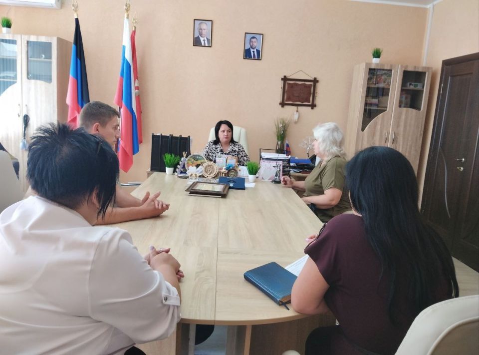 Сегодня, 26 июня, заместитель главы администрации Волновахского муниципального округа по социальным вопросам Снисаренко Елена Сергеевна провела прием граждан