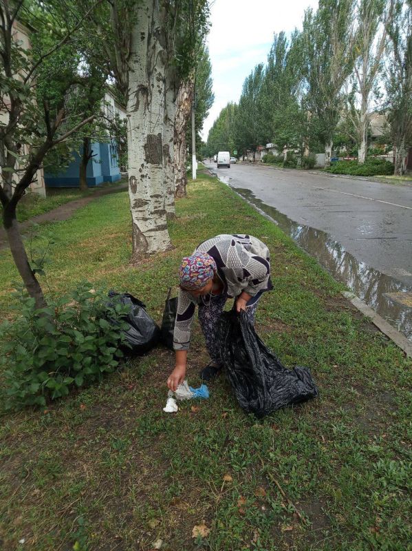 Силами коммунальных предприятий были проделаны работы по наведению чистоты и порядка на территории г. Моспино: