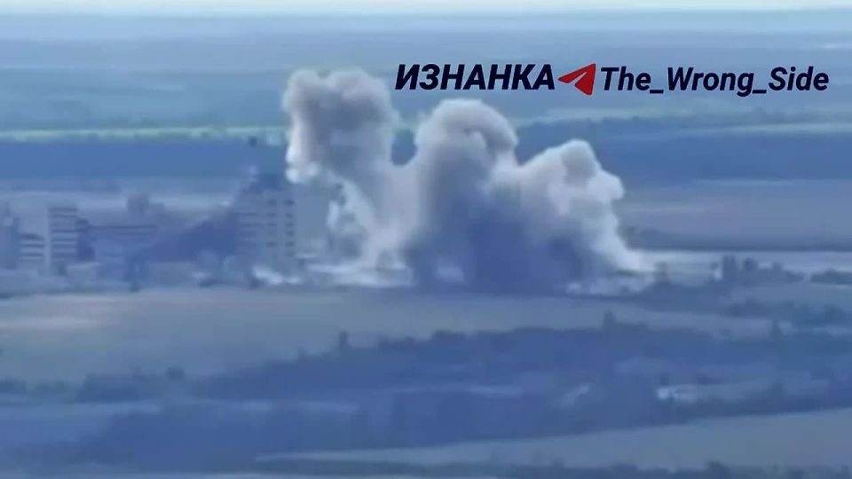 Российские войска ударом четырех ФАБ-500 уничтожили расположение ВСУ в районе населенного пункта Родинское, сообщает Telegram-канал “Изнанка”