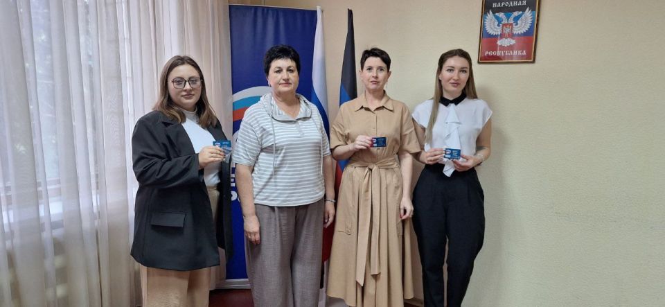 27 июня руководитель Управы Советского внутригородского района Администрации городского округа Макеевка Донецкой Народной Республики Мария Чулакова вручила партийные билеты Единой России жителям Советского района